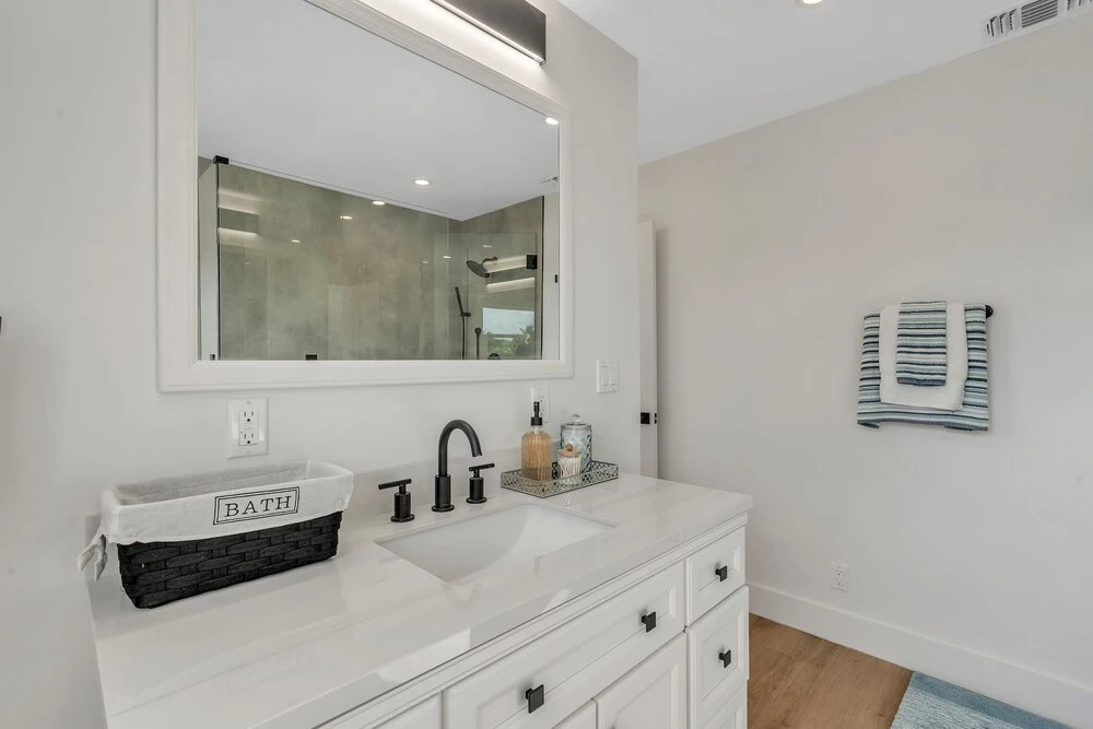 Casa Cervo - Stunning Home In Great Location, Walkable To Restaurants, Shopping, And The Beach! 4 Bedroom Home by Redawning