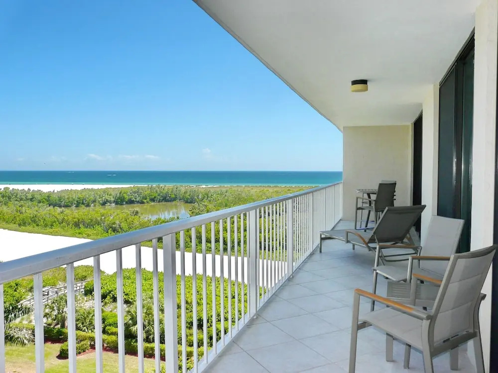 Inviting Condo on Beach With Pool and Tennis Courts