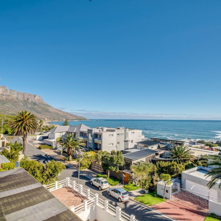 Multi-level Family Villa w Private Pool Views Lions Crest
