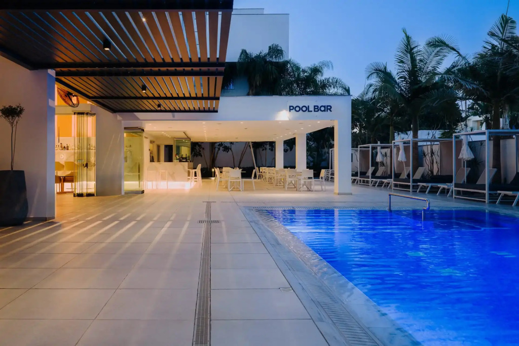Seasons Hotel