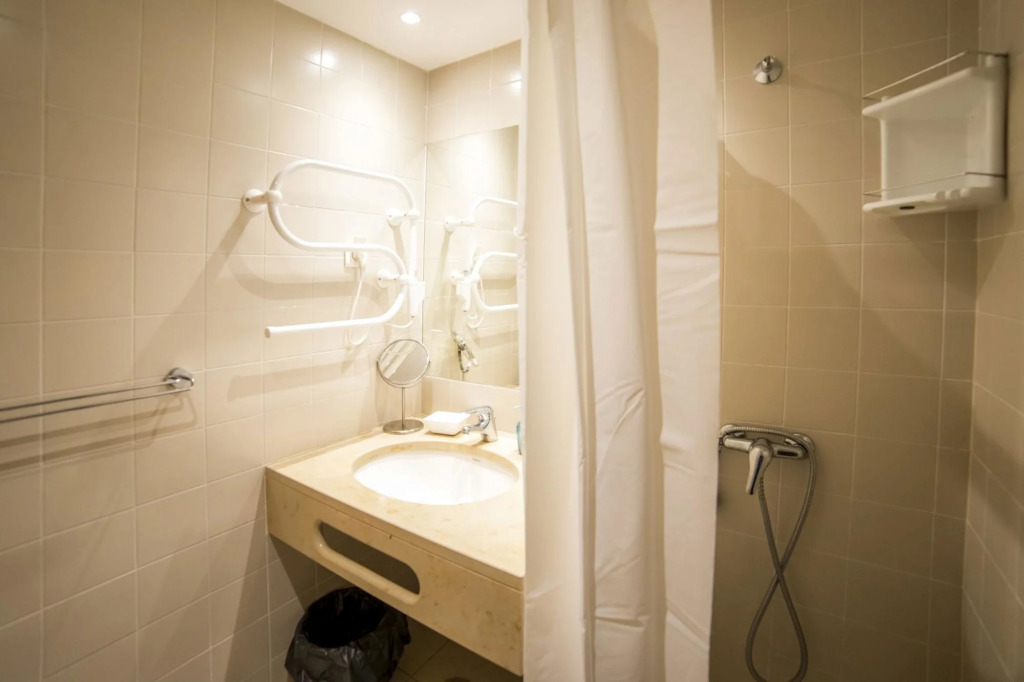 B06 - Top-Floor Marina Club 2 Bed Apartment