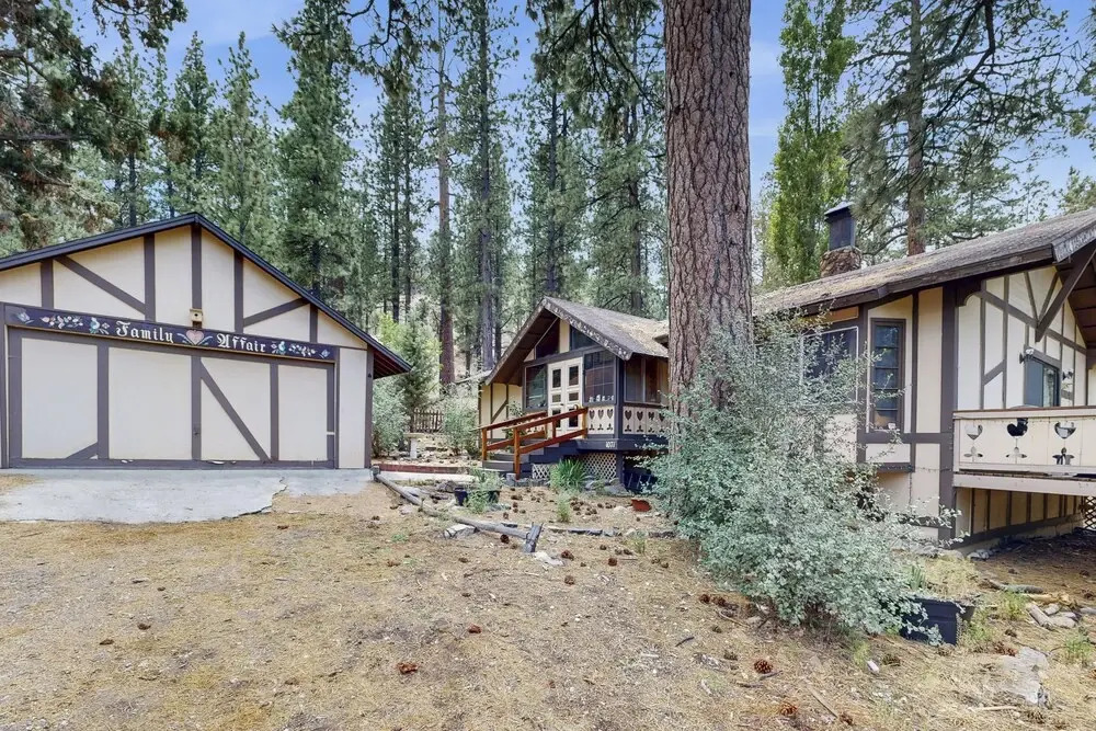 2BR House w/ Private Hot Tub, Free Wifi