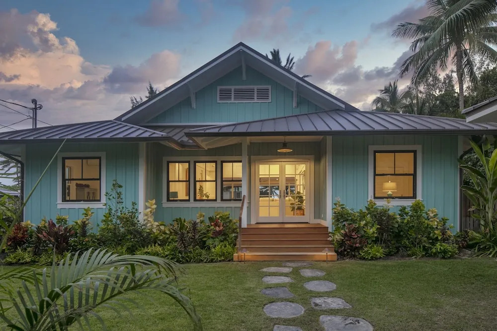 Gorgeous Renovated 1937 Plantation Style Beach House 50 Steps to the Center of the Beach home