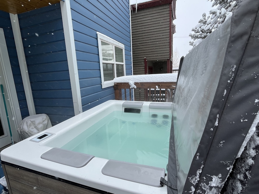 Charming Family Retreat With New Hot Tub, Walk To Main Street & Transit Center 470 3 Bedroom Home