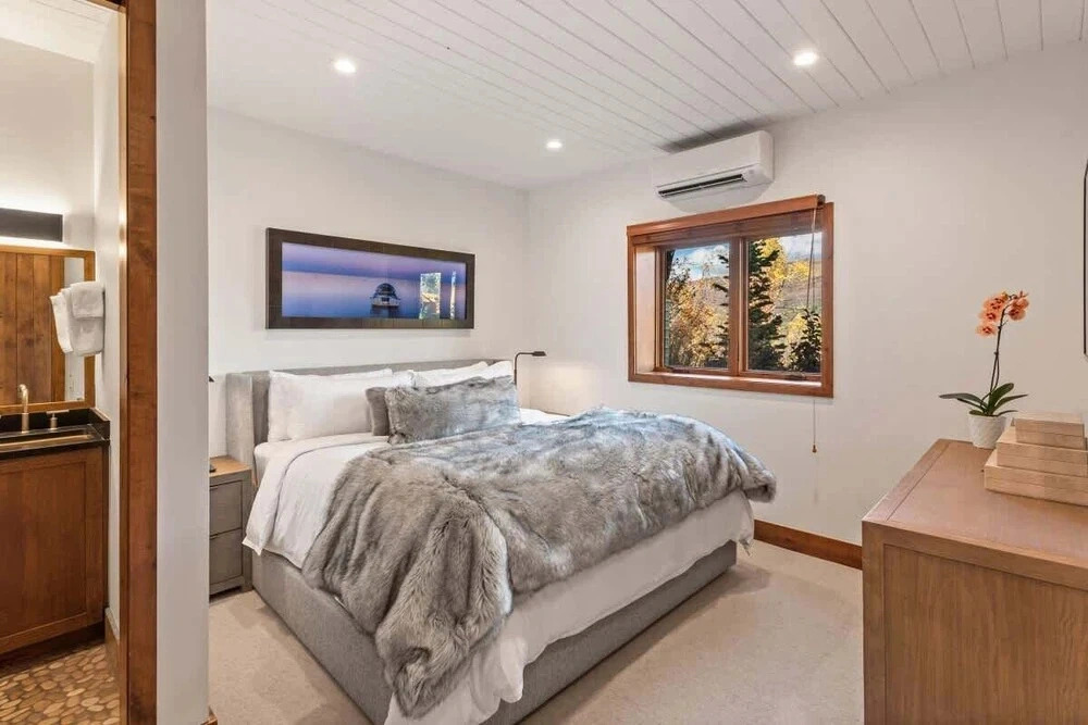 Snowline Lodge 4BR Home With Hot Tub, Pool & BBQ