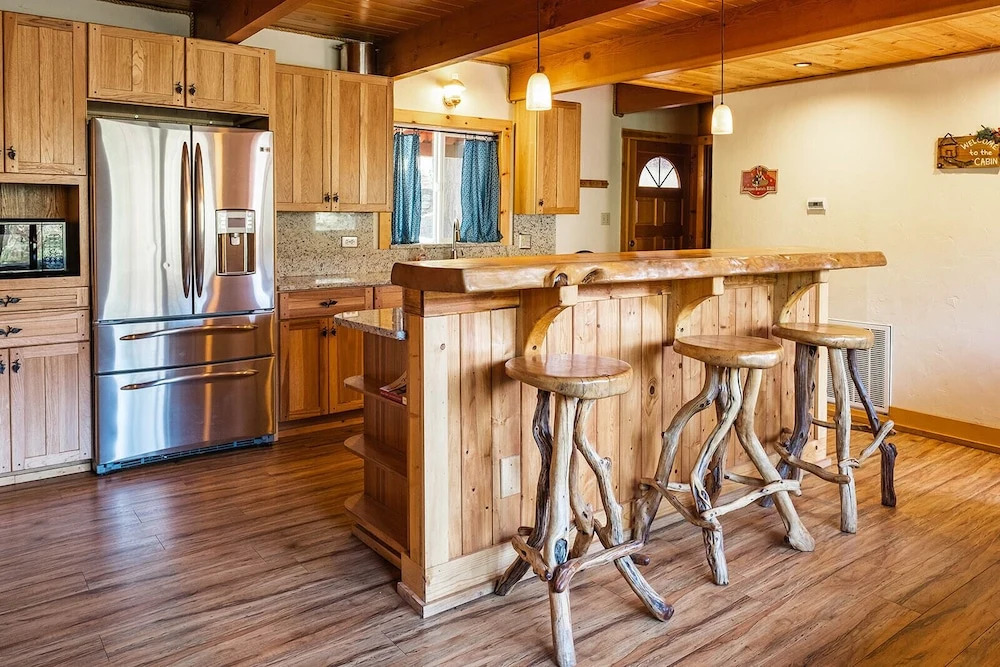 Red House - Minutes to Shaver Lake!