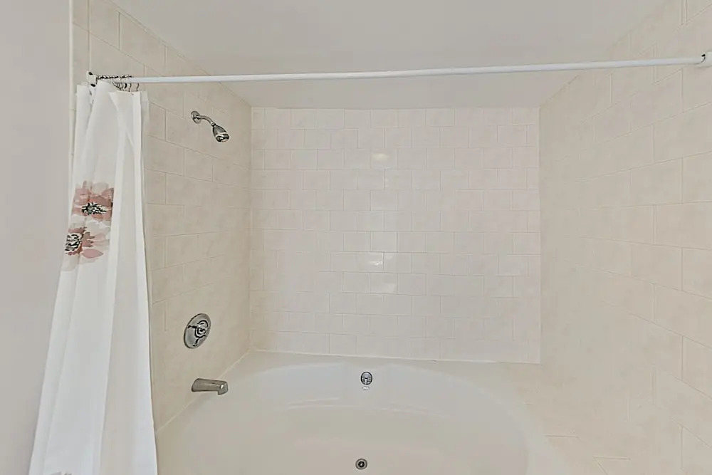 Renovated Retreat - Near Beaches & Town 5 Bedroom Home