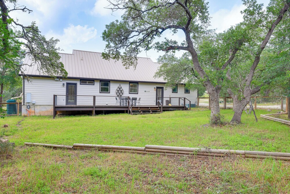 San Marcos Home w/ Fire Pit ~ 10 Mi to Downtown!