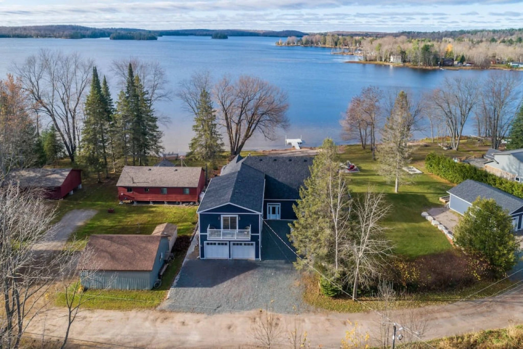 Luxury Cottage overlooking Wollaston Lake-Hot tub