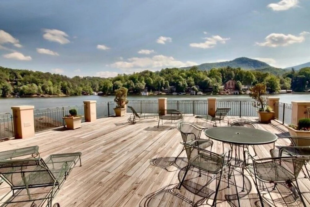 Magnificant & Private Lakefront 5 Bedroom Home