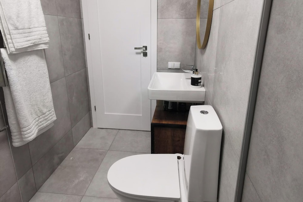 Kunigiskes Apt- Sleeps 4 - Pool & Hot Tub