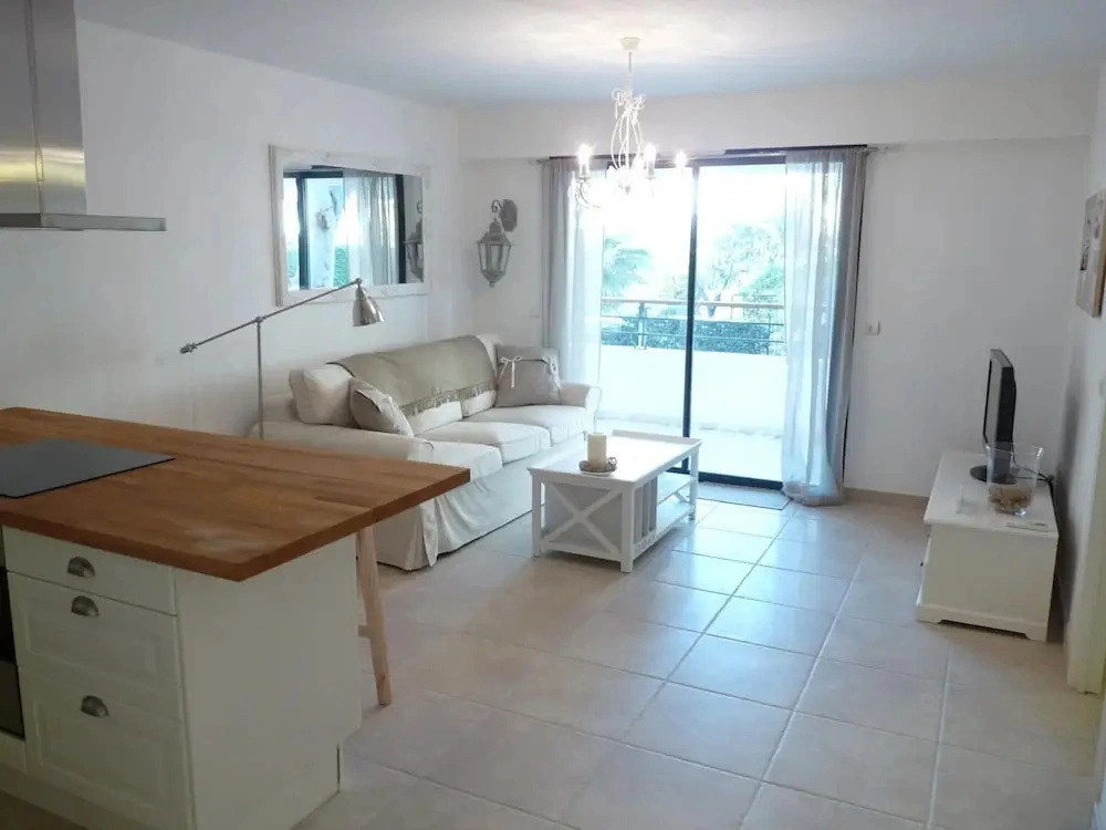 Elegant 2 Bed Apartment With Modern Design and Terrace Close to Beaches and Cannes Center - 546