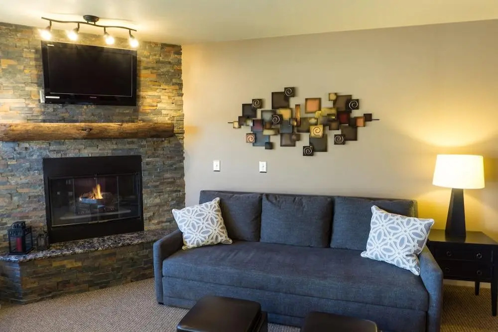 Inviting Winter Hideaway - Walk To Apres-ski Fun Sleeps 4 1 Bedroom Condo by RedAwning