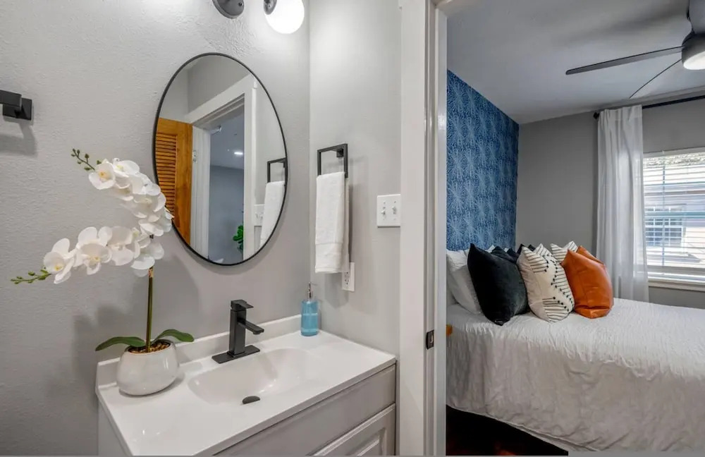 Urban Studio Retreat Near Downtown Houston
