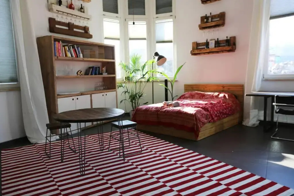 Luftiges Upcycling Studio im EG - Zentral