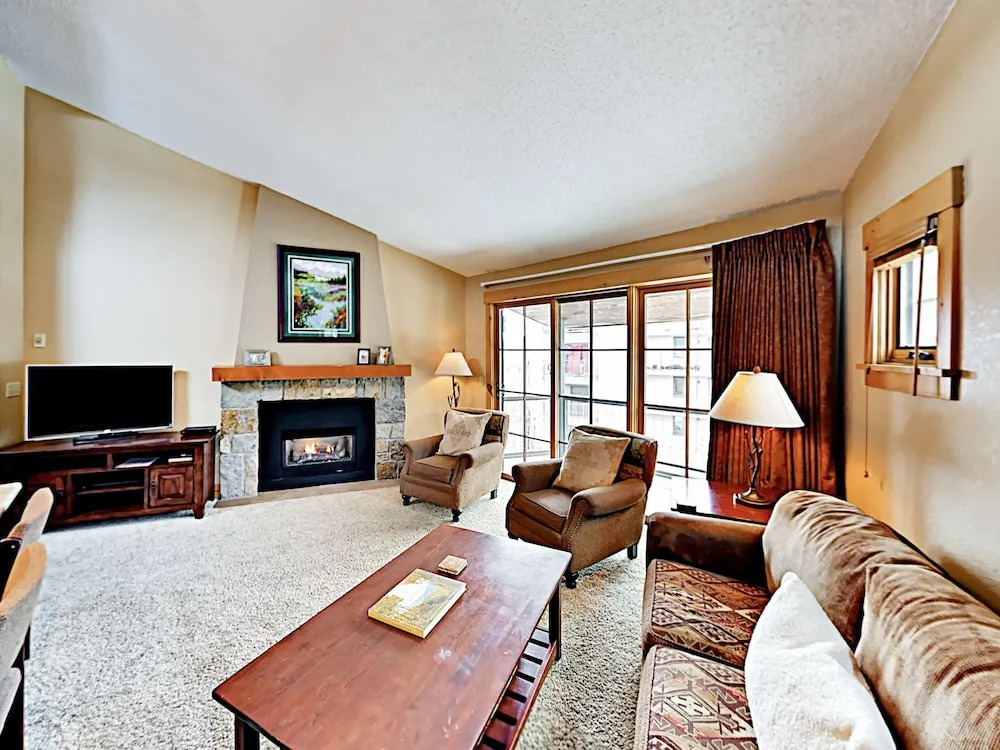 New Listing! Updated W/ Balcony & Hot Tub 2 Bedroom Condo