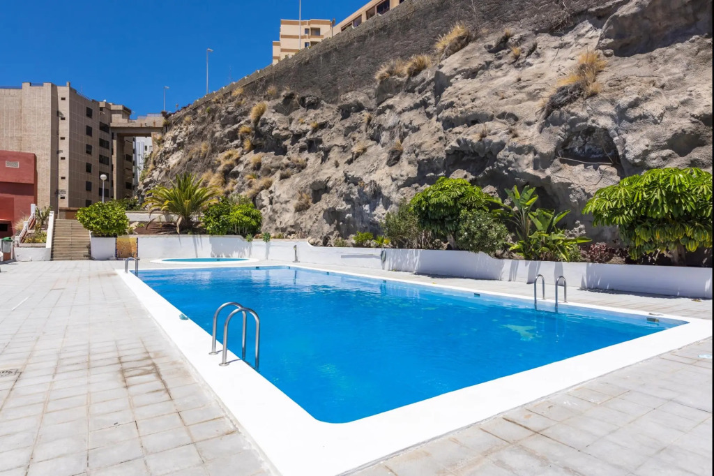 Beachfront triplex with swimming pool parking