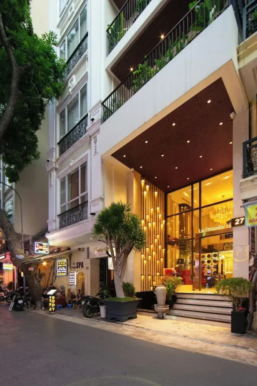 Le Premier Hotel & Rooftop Bar