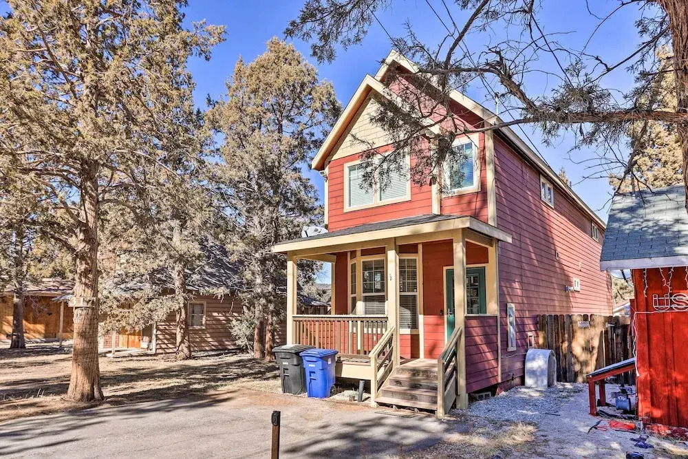 5 Mi to Big Bear Lake: Cozy Cottage w/ Hot Tub