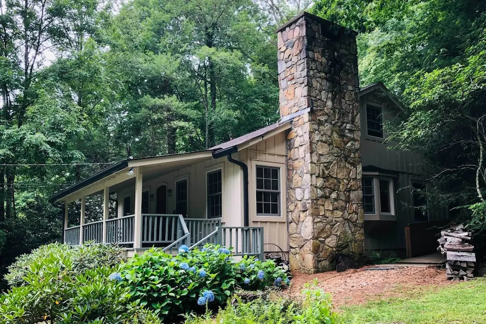 2 Living Areas + Fireplace: Mirror Lake Cottage!
