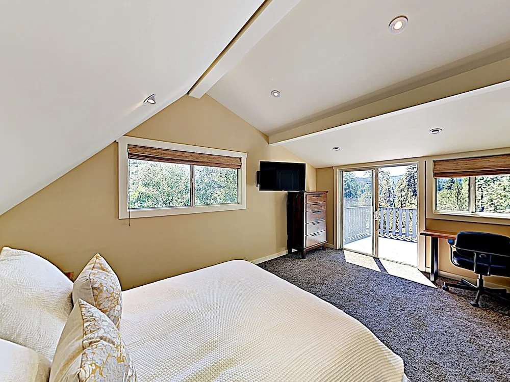New Listing! Updated Lakeside Home Near Beach Club home