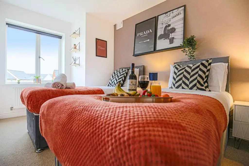 Broughton House with Free Parking, Fast Wifi, Garden, Arcade Machine and Smart TVs with Netflix by Yoko Property
