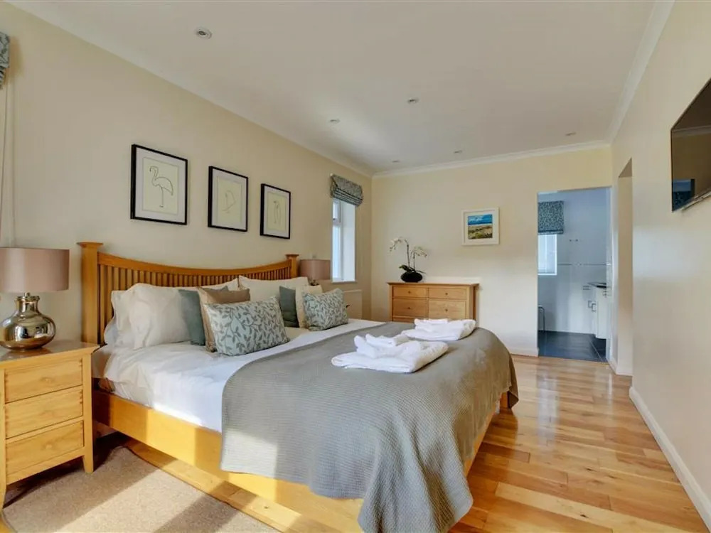Luxurious,detached Holiday Home With Three Bathrooms and Parking