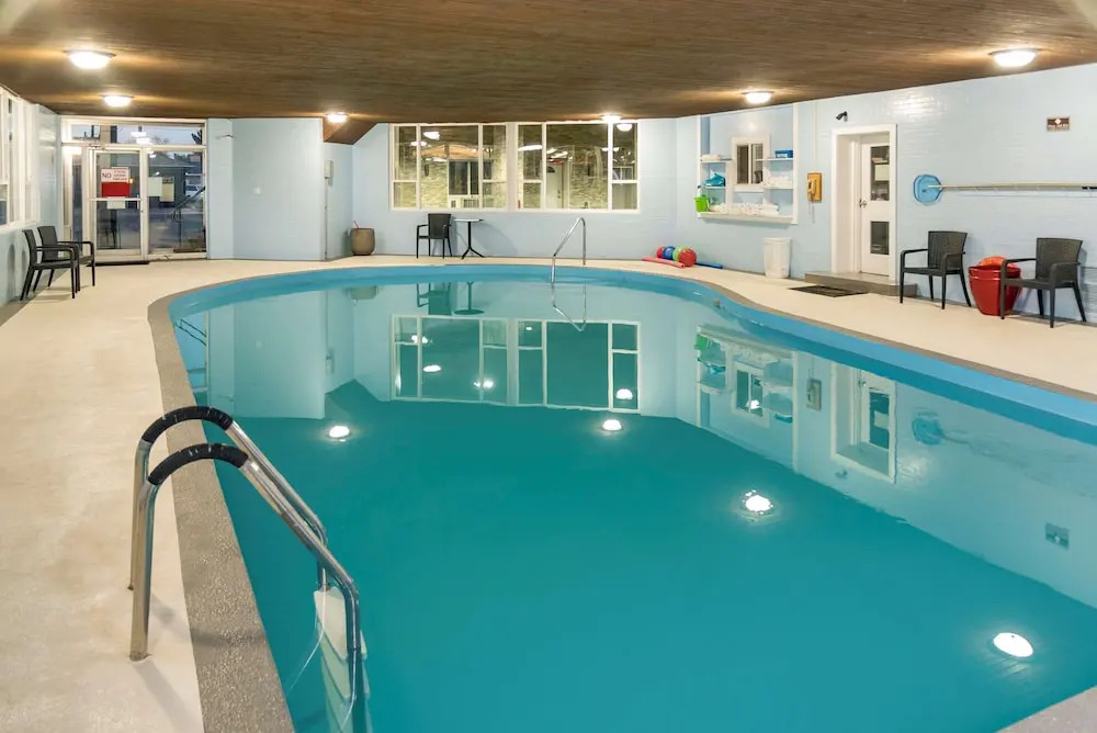 Econo Lodge Inn & Suites