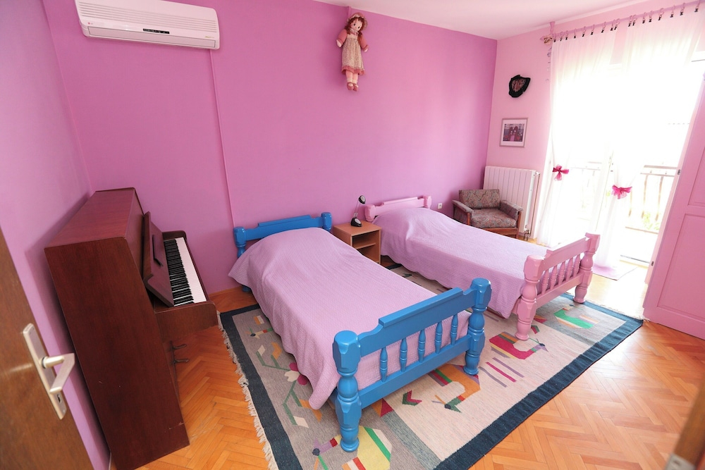 House Mrcela 200m From Beach