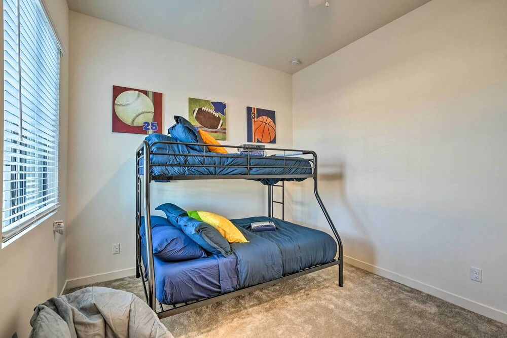 Modern Glendale Getaway ~ 3 Mi To Stadium!