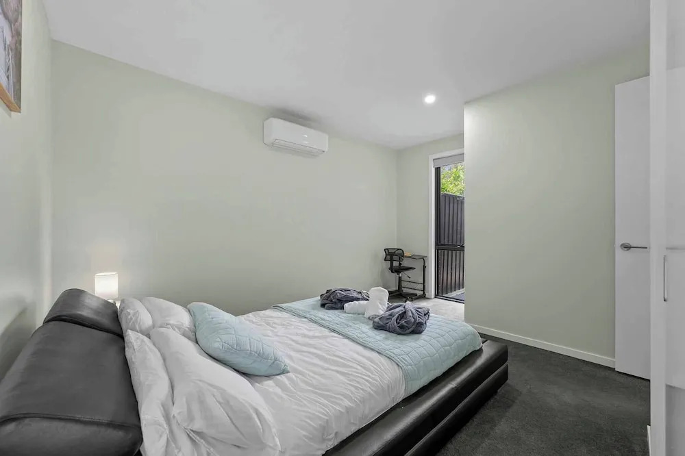 Luxurious 3-bedroom Townhouse in Charming Maidstone 7 KM TO CBD
