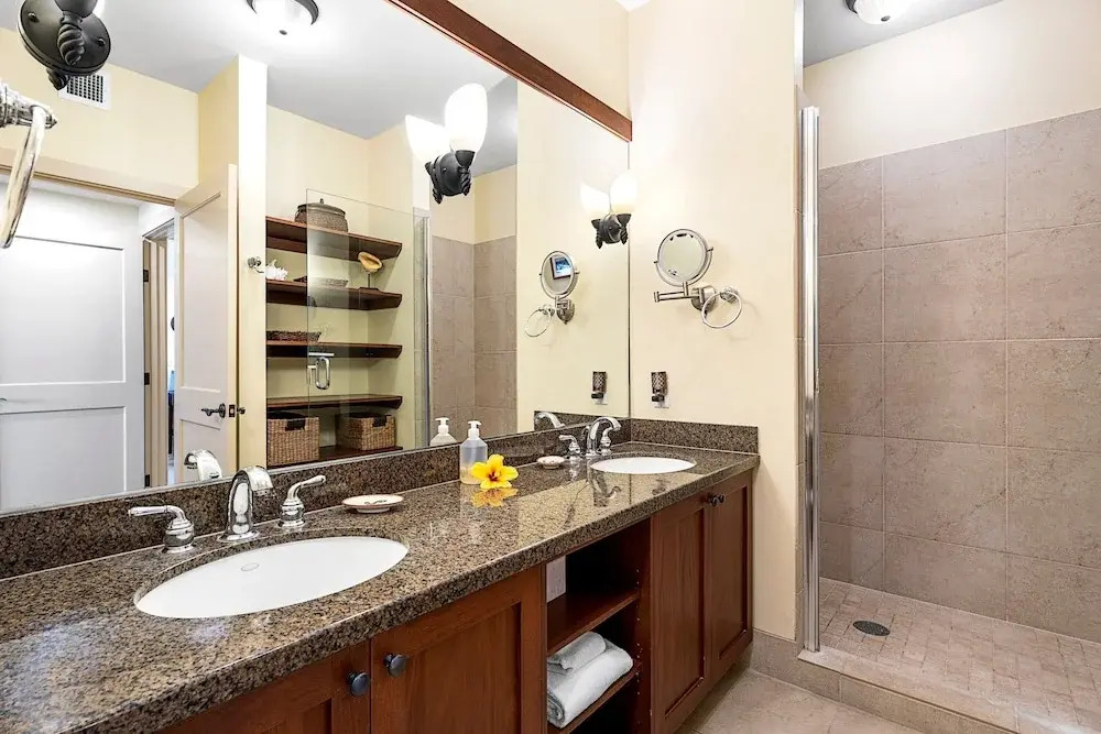 Ground Floor, Ocean View, Walking Distance to Shops, Food & Beach! - Vrkcv