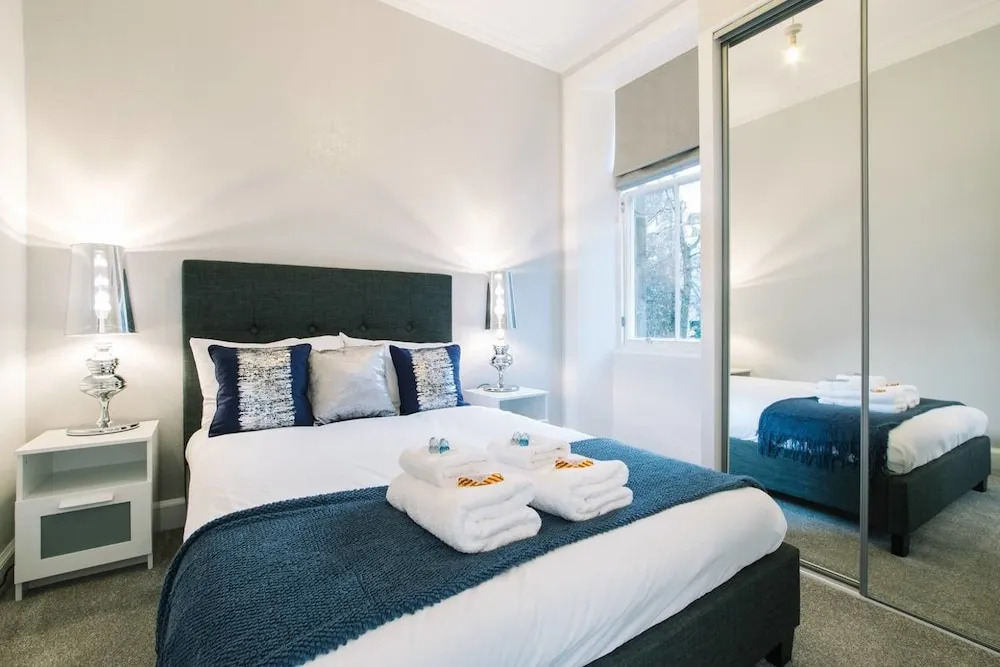 Stunning Old Town Apartment Next to the Station