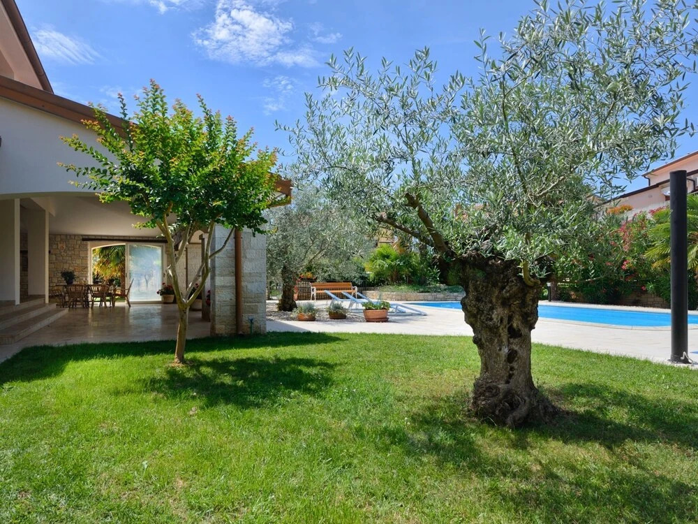 Modern apartment with pool, free Wi-Fi and air conditioning, ideal for a couple