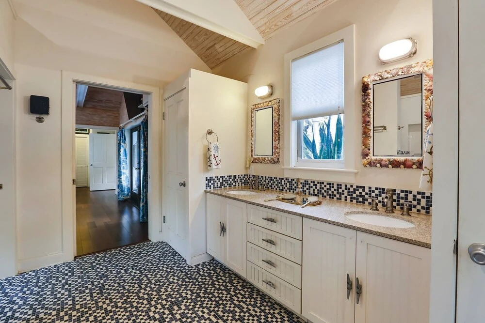 Boat House by Avantstay Character Cottage Central Location w/ Shared Pool Month Long Stays