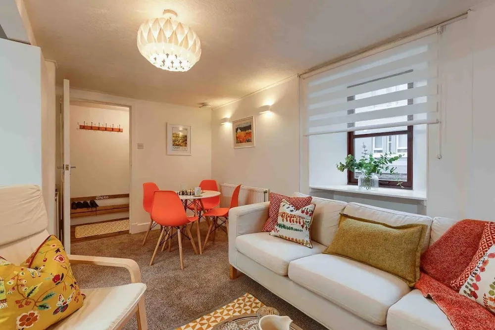 Ground Floor Apartment W/large Enclosed Garden