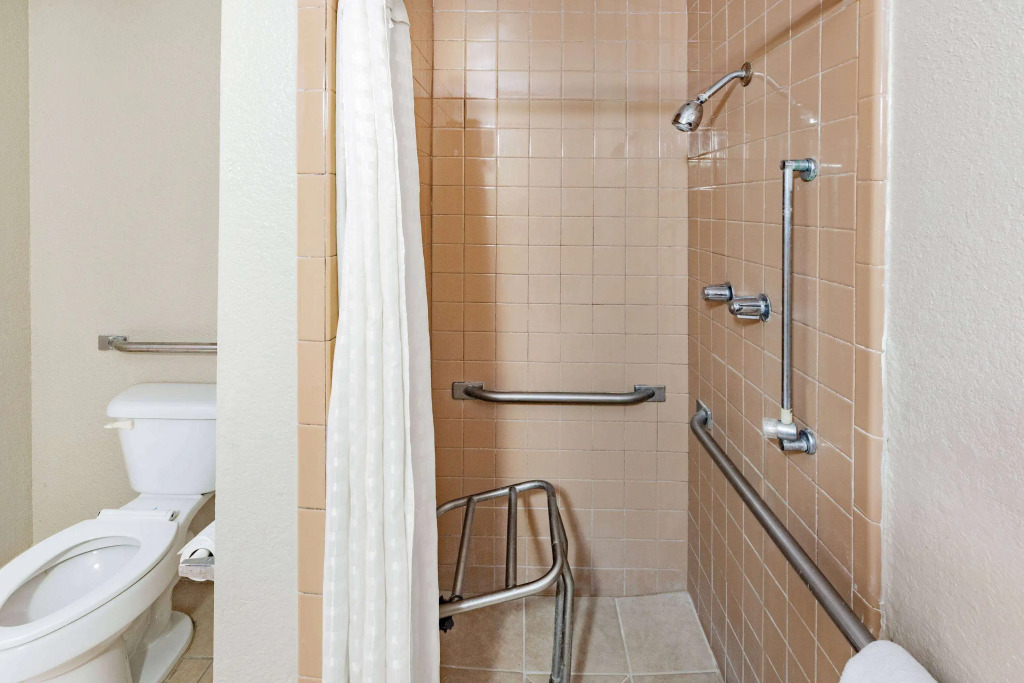 Howard Johnson by Wyndham Houston Hobby Airport
