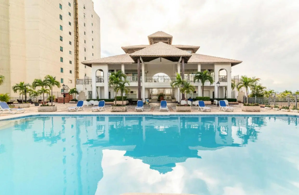 Exclusive 3 BDR, Gym & Pool, SeaView, Luxury Tower