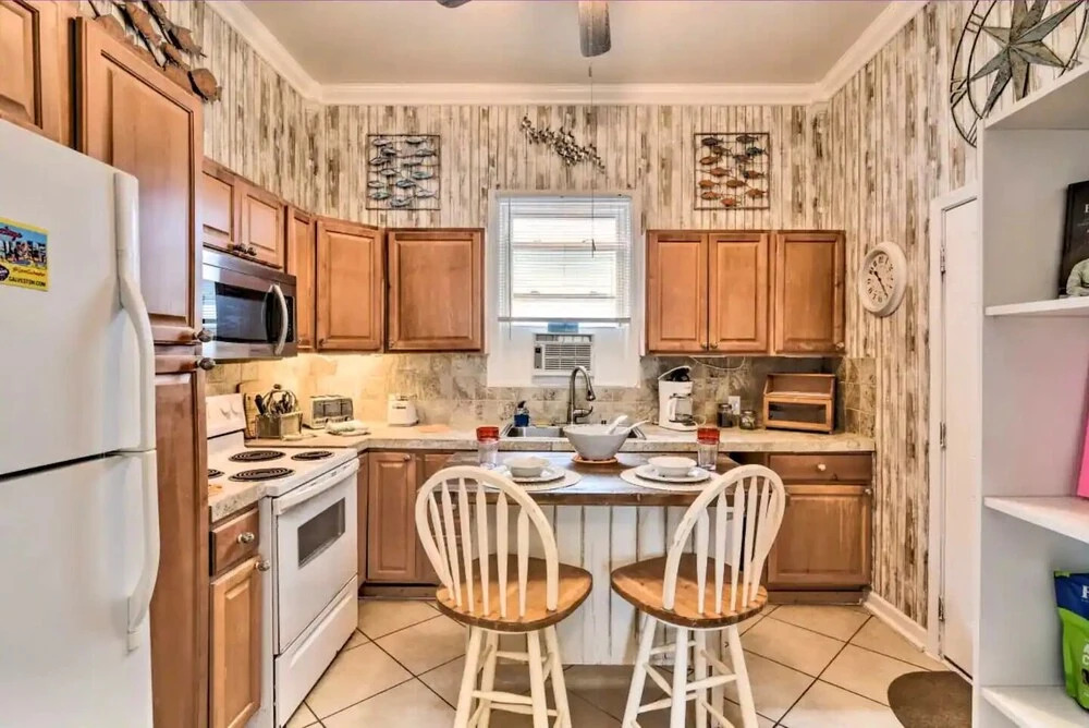 King Bed, Fenced Yard, Free Parking, Dog Friendly and Wifi - 1 BR Cottage by Redawning
