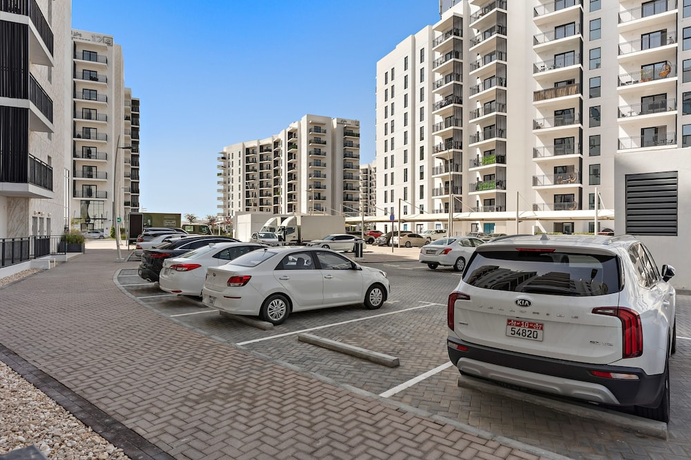 1BR Near Yas Marina w Building Pool hot tub