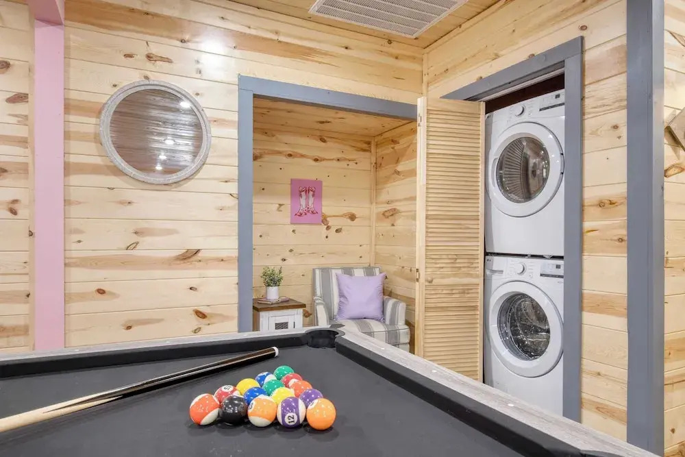 Pink Pines by Avantstay Luxury Aesthetic Dream Home, Indoor Pool, Hot Tub