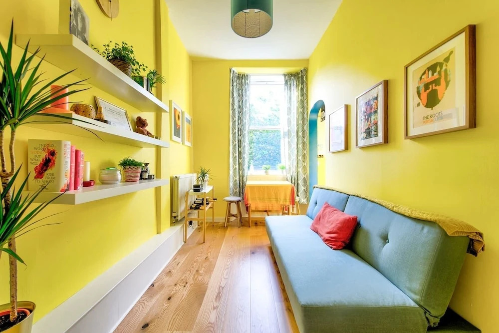 Bright and Airy Apartment in Canonmills
