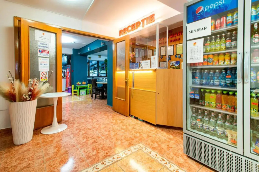 Hotel Roxy & Maryo- Restaurant -Terasa- Loc de joaca pentru copii -Parcare gratuita