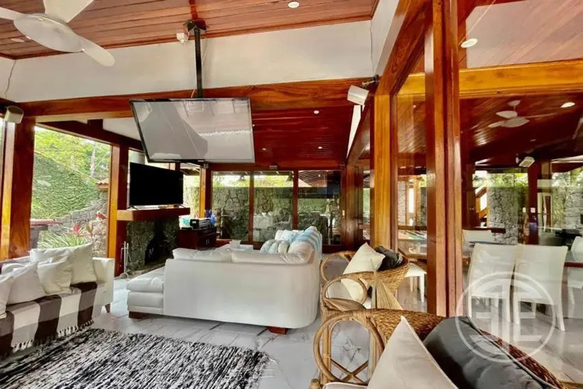 Incrível casa na Riviera com piscina e 5 suítes