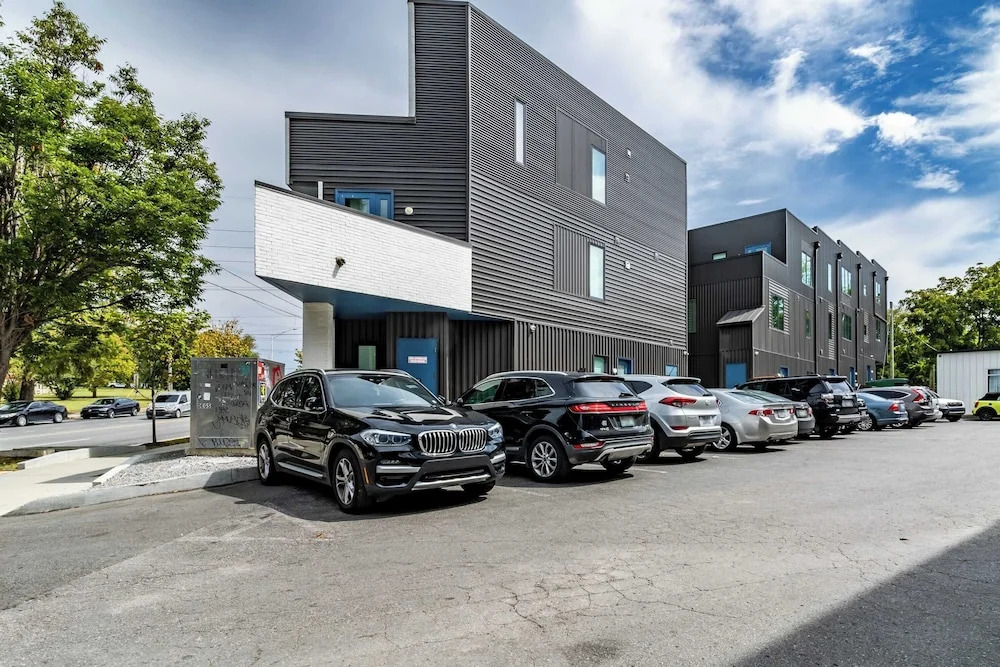Sleeps 28 2 Units Near DT Nashville Outrider by Avantstay