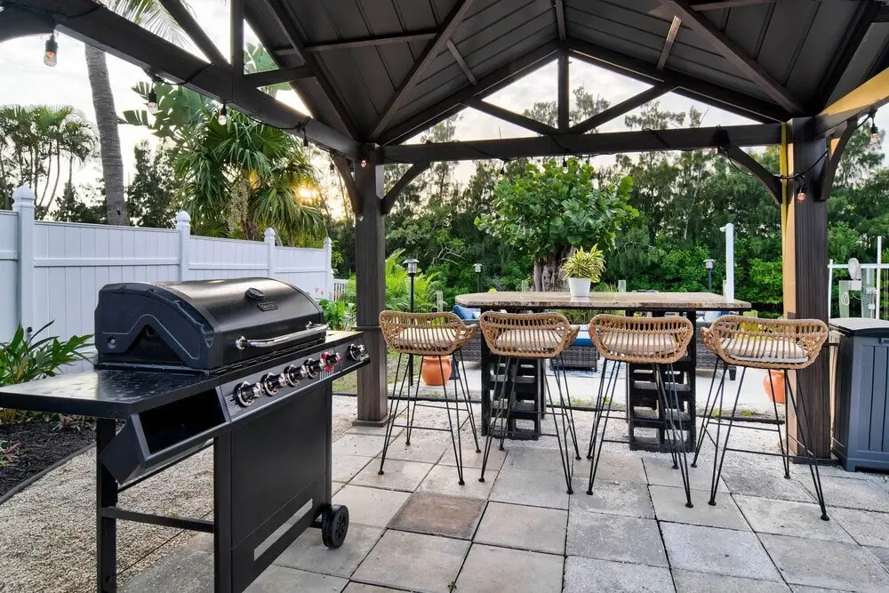 Backyard Oasis! Waterfront Haven in Bradenton