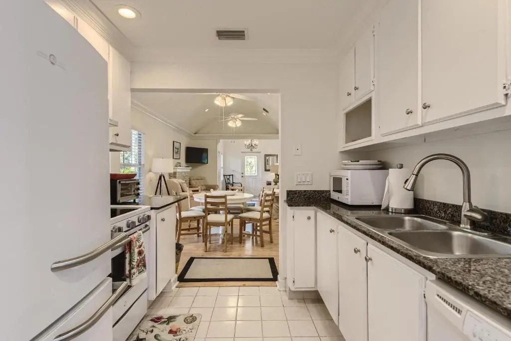 Nini's Cottage 4bd-3ba - Private Pool - Parking