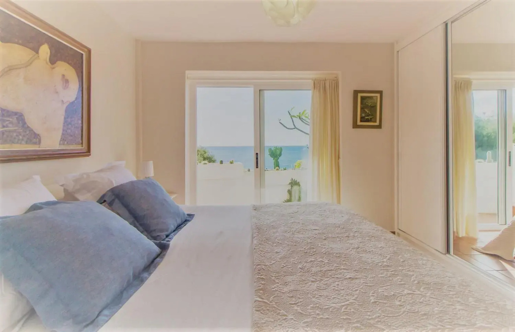 Villa in protected space in front of the sea