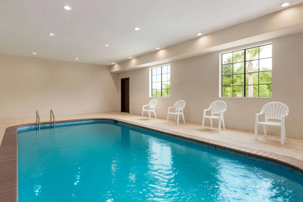 Days Inn & Suites by Wyndham Tomball Houston NW