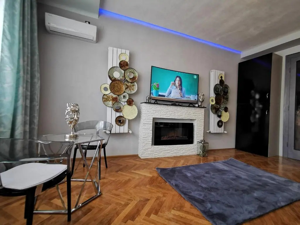 Crystal Central Apartment